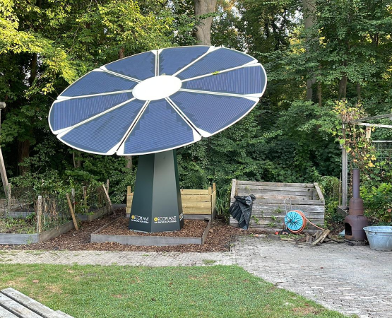 Ecoplant Sun Tracing solar System in de achtertuin met groene wrap