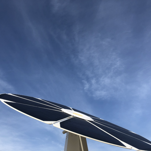 Ecoplant Sun Tracing solar System in de zon met blauwe lucht