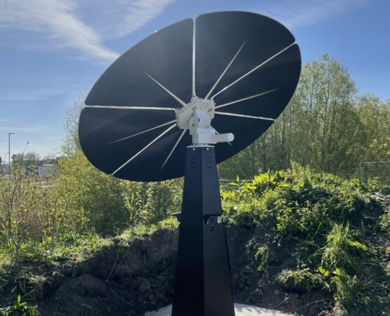 HEX600 wrap, achteraanzicht in de zon in de tuin NL Zwart wit
